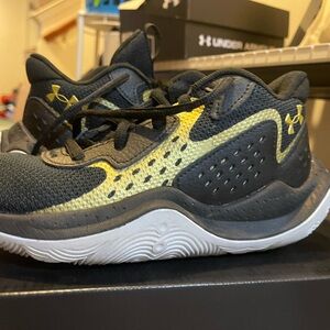 Under Armour Kids basketball hi top sneakers - Black and Gold